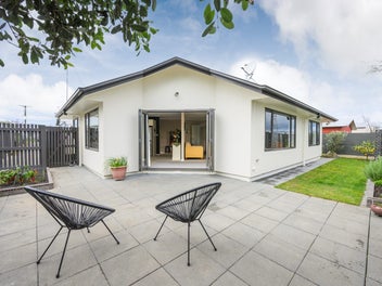 Immaculate Townhouse - Convenient Location