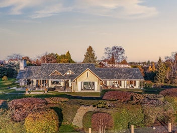 Distinguished lakefront residence