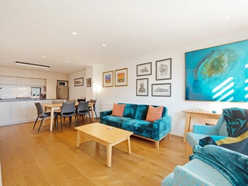 Exquisite Erskine Townhouse