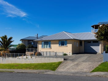 Sunny Townhouse with stunning Views!