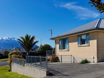 Sunny Townhouse with stunning Views!
