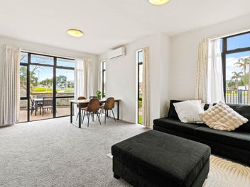 Walking Distance to Botany College!