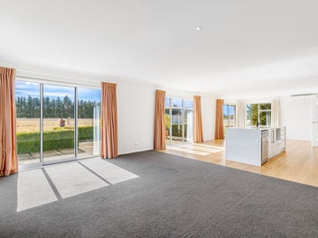 Modern Home + 4ha of Opportunity