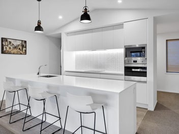 Entertainer's Choice: Sun, Scullery, 3x Garaging