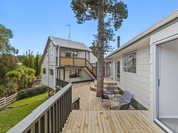 Titirangi's Family Favourite + Bonus Studio