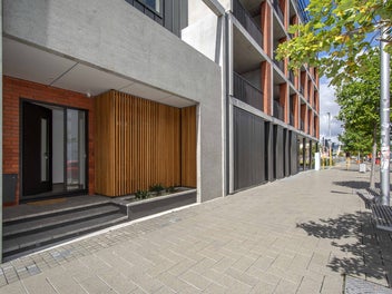 Secure Your Stylish City Central Sanctuary!