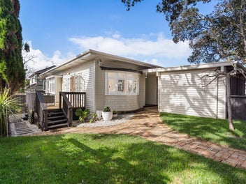 Bungalow bliss near Cornwall Park