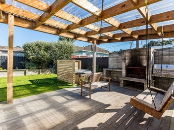 LOCATION, SUN - MADE FOR EASY LIVING