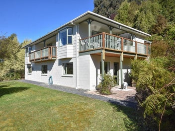 City Views, Country Lifestyle – 4A Ronay Street