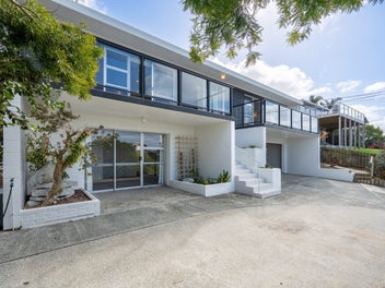 Well presented, elevated home with expansive views