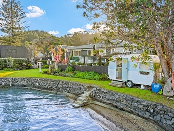 Tramcar Bay Waterfront Retreat