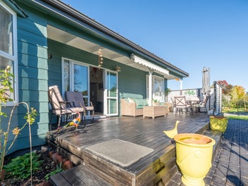 Private Oasis in Woodbury Village