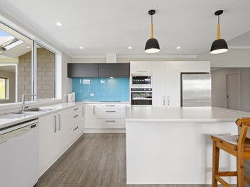 Heading overseas, committed to sell!