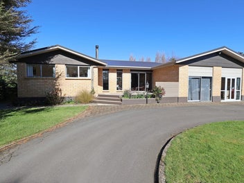 5 Hectare sanctuary in Myross Bush!