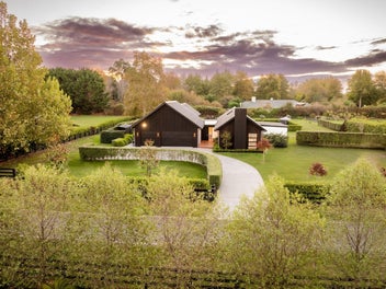 Contemporary Tamahere Awaits You!