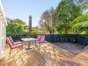 Lockwood with Lush Bush Surroundings!