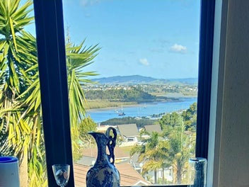 Stunning Harbour Views, 2 acres , 4 bdrm Home