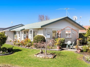 Sunny & Spacious Retirement Living - Brick & T...