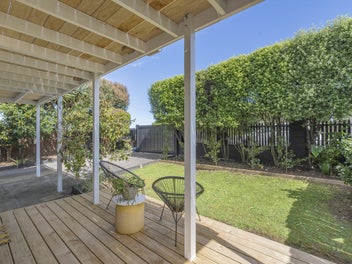 Wake up to beautiful views of Mangere Mountain!!