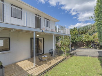 Wake up to beautiful views of Mangere Mountain!!