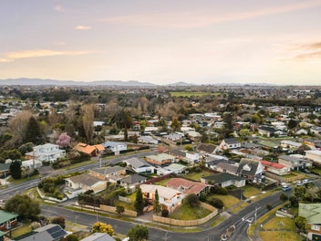 Freehold Brick Beauty in Hukanui School Zone