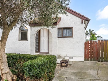 Beachside, Low Maintenance and Bonus Room