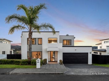 Sunny Family Home in The Oaks