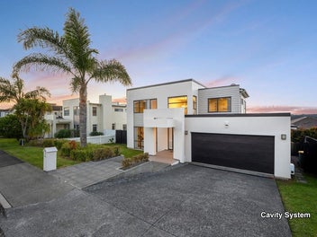 Sunny Family Home in The Oaks