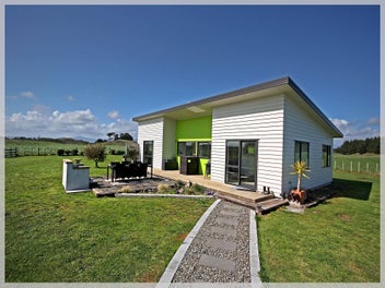 Tranquil Rural Retreat with Modern Comforts