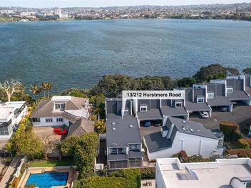 ICONIC LAKESIDE LIVING ON THE GOLDEN MILE