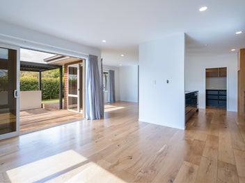 Luxurious, Easy-care in a Prime Location