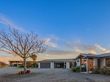 Luxury Living with a Touch of Grandeur