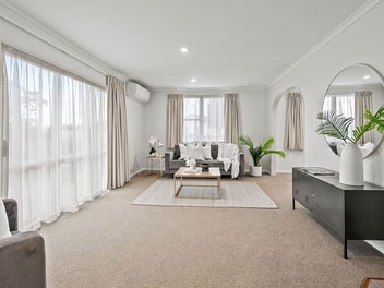 Beautifully - presented Home in Te Kamo West