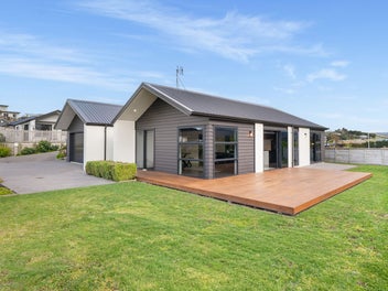 Architectural Elegance and Stunning Vista's