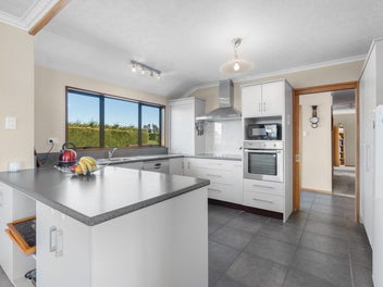 Attention Lifestyle Buyers, Almost 2½ Acres of Op