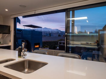 Sun-Soaked Quail Rise Home with Coronet Peak Views