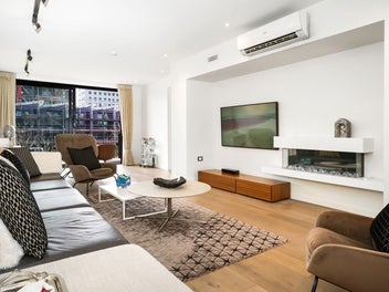 Chic Inner-City Apartment Living + Private Lift!