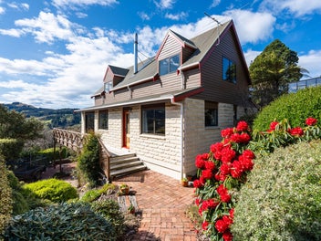 Elevated Tranquility with Sun & Harbour Views