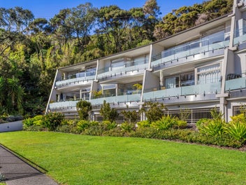 Spacious apartment with sparkling sea views