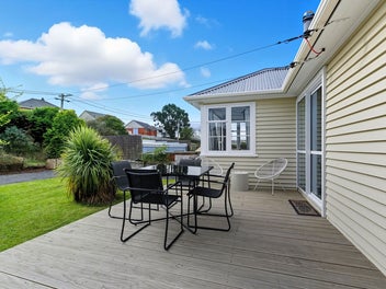 Sun, Space & Superb Garaging – Family Ready