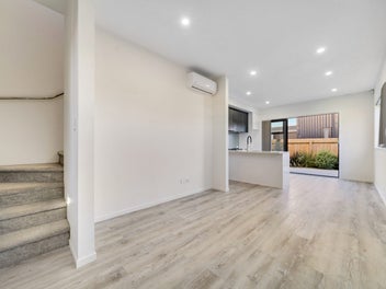 Modern 4 Bedroom Townhouse in Sought After Con...