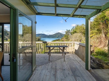 Off grid living - two-bedroom retreat on 1 hectare