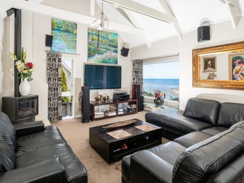 HUGE GARAGING & SPACE FOR HOBBIES