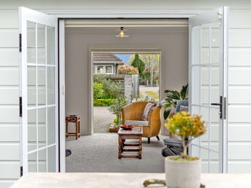 Luxury in the Heart of Carterton