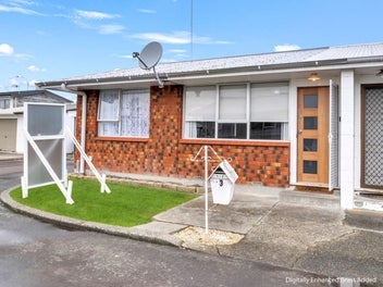 Hot Location! Walk to shops!