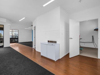 Kihikihi Freehold Building With Accommodation