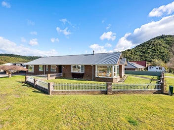 Well Built, Spacious & Immaculate-Waikawa Gem