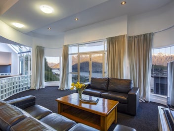 Art deco style prime position