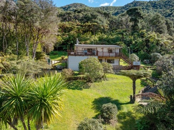 Entry level bach in the idyllic Lochmara Bay