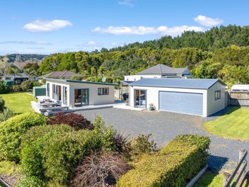 Effortless Coastal Living Awaits